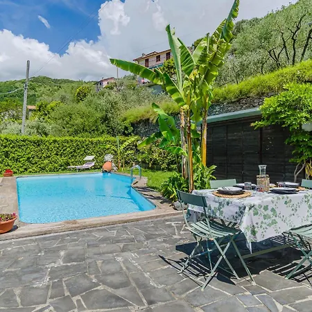 Дом отдыха Awesome In With Outdoor Swimming Pool, Wifi And 3 Bedrooms *